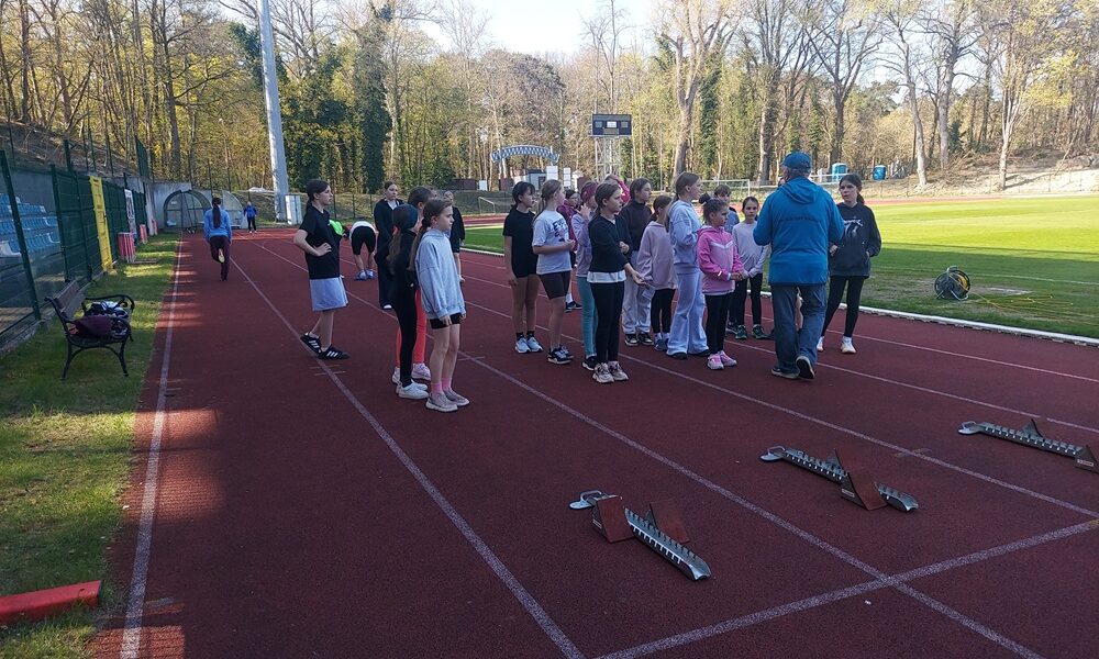 Młodzi sportowcy podczas Czwartków Lekkoatletycznych na Stadionie Miejskim w Świnoujściu