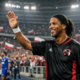 Ronaldinho w czarnej koszulce Samurai Team wita polskich kibiców na Stadionie Śląskim podczas Galacticos Show 2026 w Chorzowie, w tle tłum z biało‑czerwonymi flagami