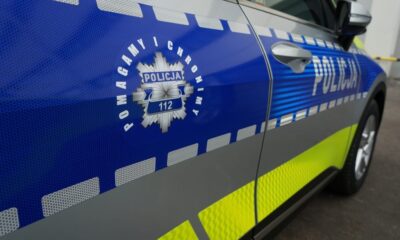 Radiowóz policji przed budynkiem prokuratury w Świnoujściu