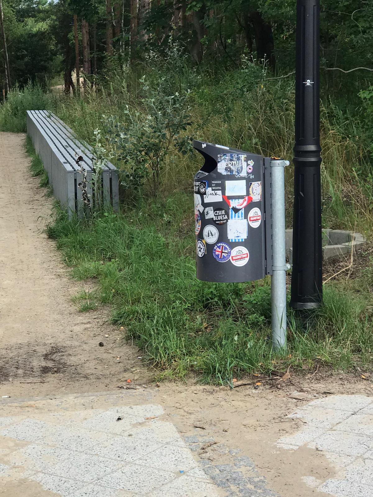 Usuwanie nalepek ze znaków drogowych