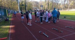 Młodzi sportowcy podczas Czwartków Lekkoatletycznych na Stadionie Miejskim w Świnoujściu