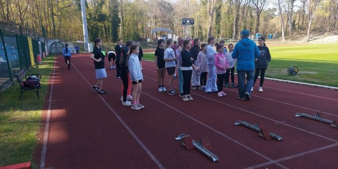 Młodzi sportowcy podczas Czwartków Lekkoatletycznych na Stadionie Miejskim w Świnoujściu