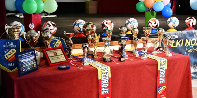 Klubu Sportowego Fala celebrująca sukces w 2025 roku.