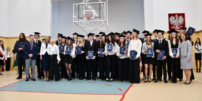 Prezydent Świnoujścia Joanna Agatowska podczas uroczystego pożegnania maturzystów 2026 w świnoujskich szkołach.