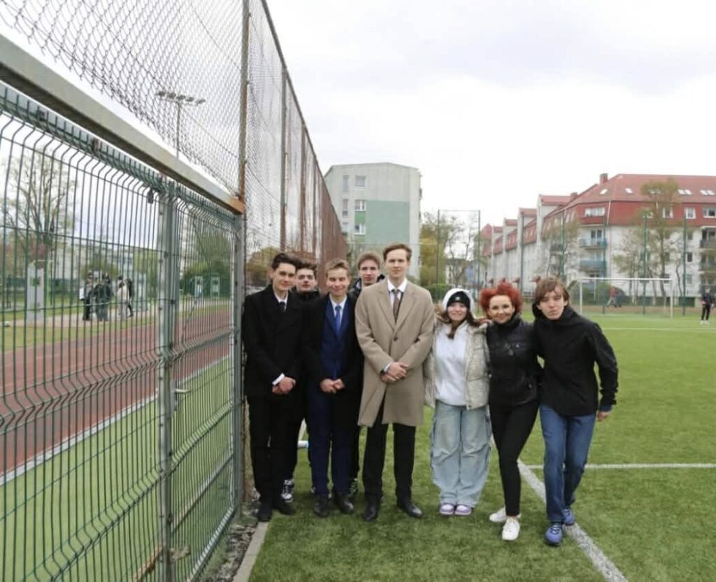Prezydent Świnoujścia Joanna Agatowska podczas inauguracji Młodzieżowej Ligi Orlikowej na boisku Orlik.