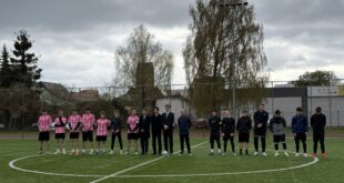 Prezydent Świnoujścia Joanna Agatowska podczas inauguracji Młodzieżowej Ligi Orlikowej na boisku Orlik.