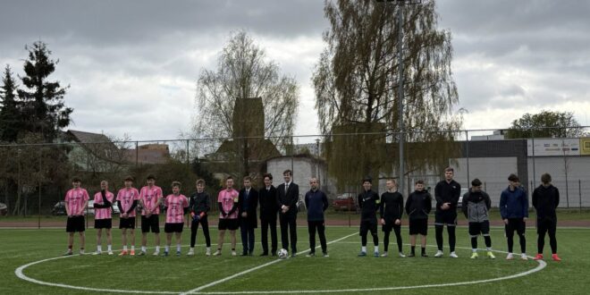 Prezydent Świnoujścia Joanna Agatowska podczas inauguracji Młodzieżowej Ligi Orlikowej na boisku Orlik.