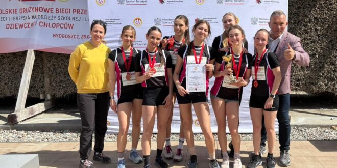 Dziewczęta z „Mieszka” na podium Ogólnopolskiego Finału Drużynowych Biegów Przełajowych w Bydgoszczy