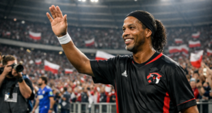 Ronaldinho w czarnej koszulce Samurai Team wita polskich kibiców na Stadionie Śląskim podczas Galacticos Show 2026 w Chorzowie, w tle tłum z biało‑czerwonymi flagami