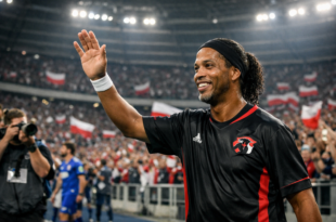 Ronaldinho w czarnej koszulce Samurai Team wita polskich kibiców na Stadionie Śląskim podczas Galacticos Show 2026 w Chorzowie, w tle tłum z biało‑czerwonymi flagami