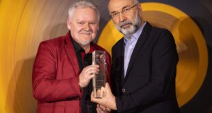 Jarosław Molenda odbiera Nagrodę ZAiKS-u im. Karola Małcużyńskiego podczas gali w Warszawie.