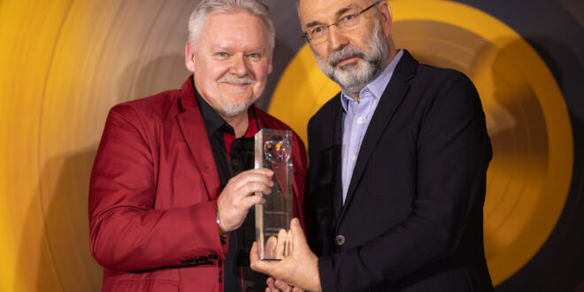 Jarosław Molenda odbiera Nagrodę ZAiKS-u im. Karola Małcużyńskiego podczas gali w Warszawie.