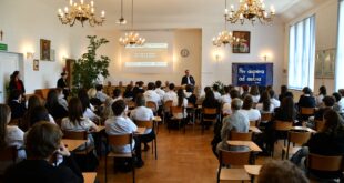 Wicewojewoda Dawid Krystek i Roman Kucierski podczas spotkania z licealistami o ochronie ludności w Świnoujściu