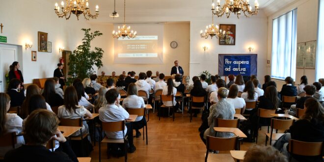 Wicewojewoda Dawid Krystek i Roman Kucierski podczas spotkania z licealistami o ochronie ludności w Świnoujściu