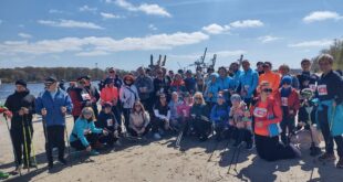 Uczestnicy inauguracji IV edycji festiwalu Nordic Walking „od Morza do Gór” w Świnoujściu.