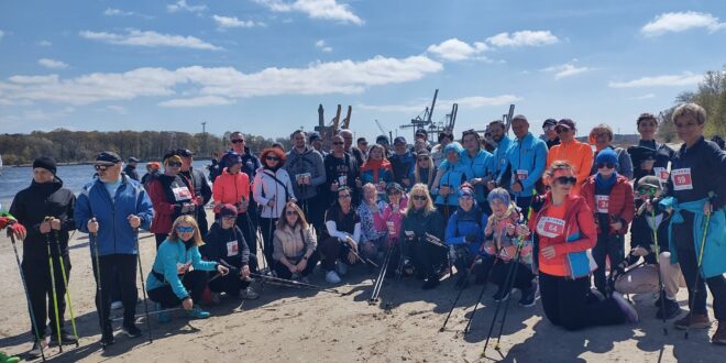 Uczestnicy inauguracji IV edycji festiwalu Nordic Walking „od Morza do Gór” w Świnoujściu.