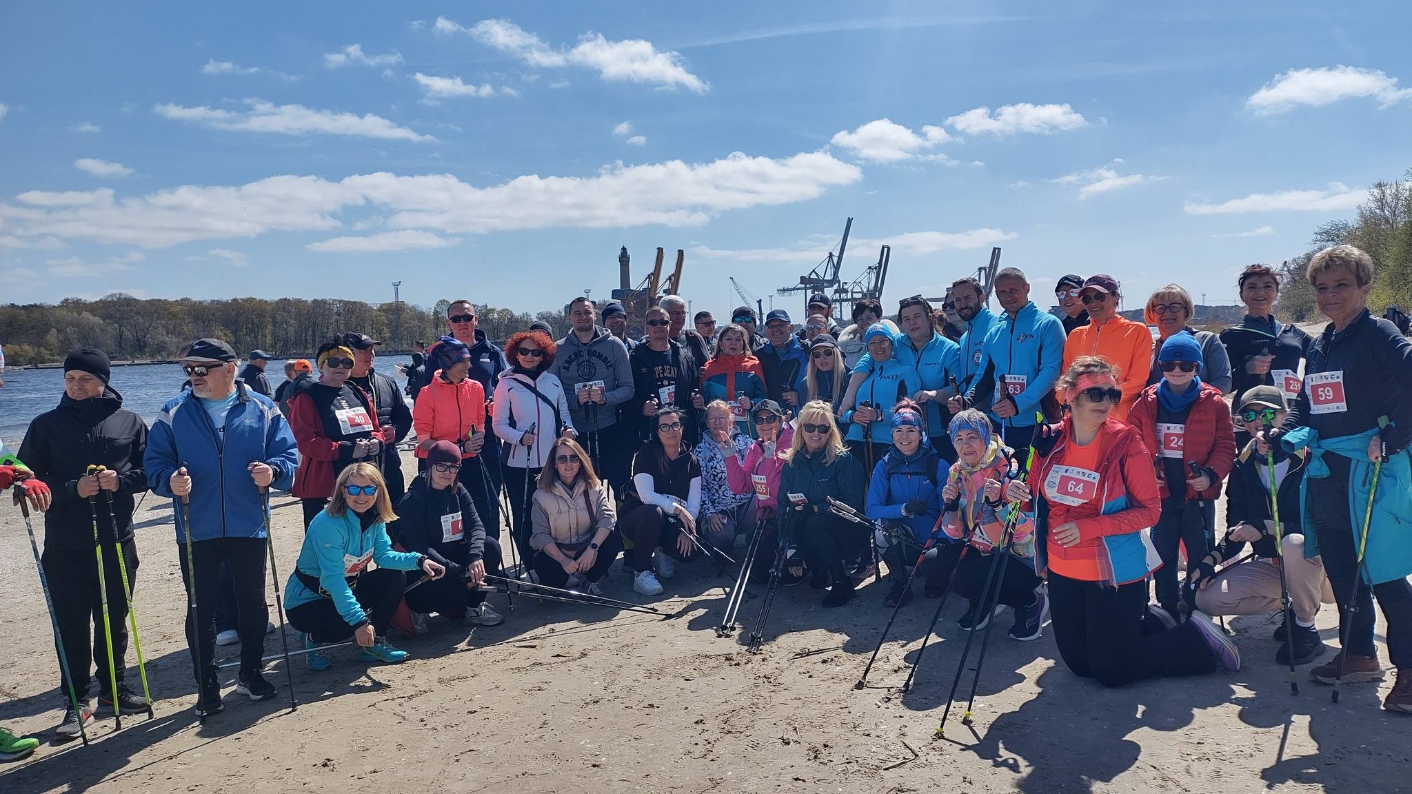 Uczestnicy inauguracji IV edycji festiwalu Nordic Walking „od Morza do Gór” w Świnoujściu.