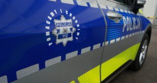 Radiowóz policji przed budynkiem prokuratury w Świnoujściu