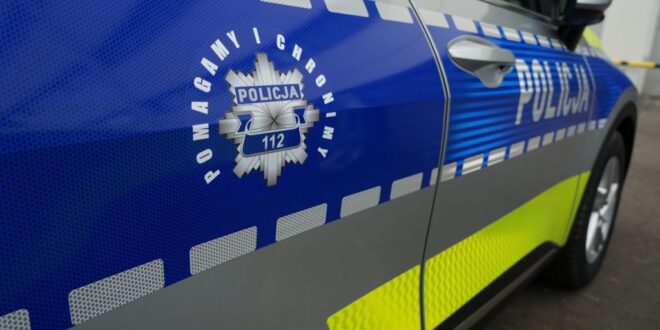 Radiowóz policji przed budynkiem prokuratury w Świnoujściu