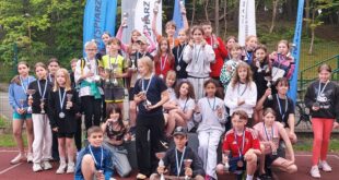 Młodzi lekkoatleci ze Świnoujścia odbierają pamiątkowe medale i puchary podczas finału miejskiego Czwartków Lekkoatletycznych na Stadionie Miejskim.