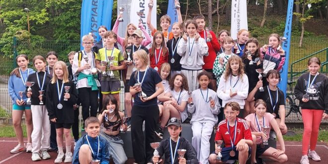 Młodzi lekkoatleci ze Świnoujścia odbierają pamiątkowe medale i puchary podczas finału miejskiego Czwartków Lekkoatletycznych na Stadionie Miejskim.