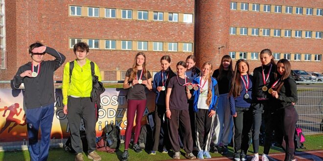 Reprezentacja klubu OSiR Wyspiarz z medalami i statuetkami podczas Mistrzostw Województwa w Lekkiej Atletyce w Kołobrzegu.