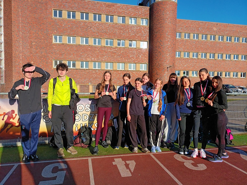Reprezentacja klubu OSiR Wyspiarz z medalami i statuetkami podczas Mistrzostw Województwa w Lekkiej Atletyce w Kołobrzegu.