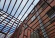 Zwiedzający podczas Kryminalnej Nocy Muzeów „Śladami zbrodni” w areszcie śledczym w Świnoujściu