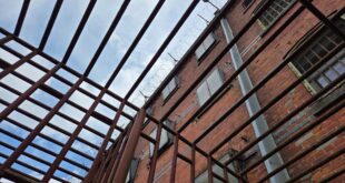 Zwiedzający podczas Kryminalnej Nocy Muzeów „Śladami zbrodni” w areszcie śledczym w Świnoujściu