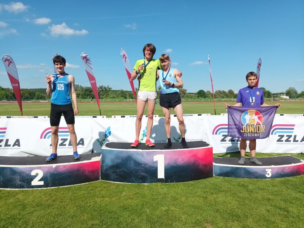 Lekkoatleci OSiR Wyspiarz Świnoujście Julia Jagusz i Rafał Kowalczyk ze złotymi medalami na podium Mistrzostw Województwa w Szczecinie.