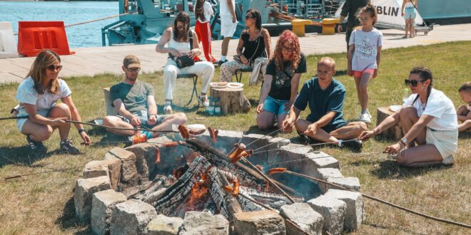 Rodziny żołnierzy podczas pikniku w Porcie Wojennym z pokazami sprzętu i atrakcjami dla dzieci