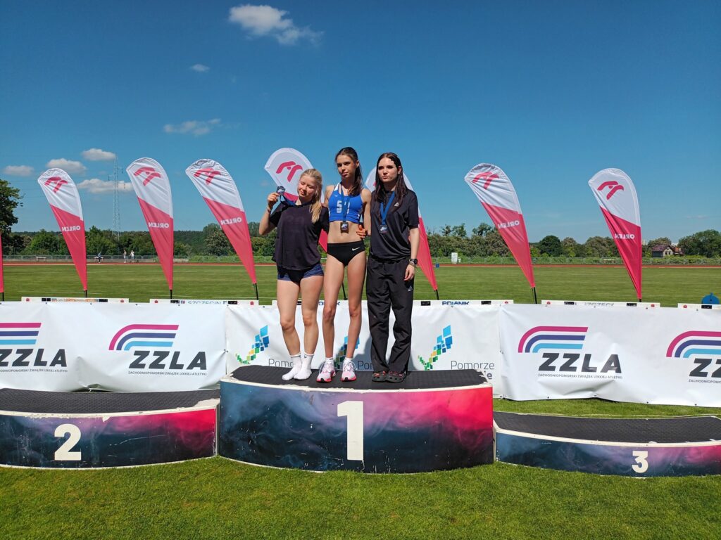 Lekkoatleci OSiR Wyspiarz Świnoujście Julia Jagusz i Rafał Kowalczyk ze złotymi medalami na podium Mistrzostw Województwa w Szczecinie.
