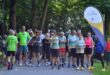 Uczestnicy 449. edycji parkrun z okazji Dnia Mamy w Świnoujściu na starcie biegu na 5 kilometrów
