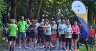 Uczestnicy 449. edycji parkrun z okazji Dnia Mamy w Świnoujściu na starcie biegu na 5 kilometrów