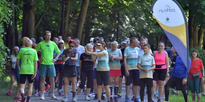 Uczestnicy 449. edycji parkrun z okazji Dnia Mamy w Świnoujściu na starcie biegu na 5 kilometrów