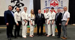 Amelia Sawicka ze Świnoujskiej Akademii Karate Kyokushin prezentuje dwa brązowe medale zdobyte na Akademickich Mistrzostwach Polski w Krakowie.