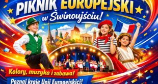 Dzieci i młodzież na scenie muszli koncertowej w Świnoujściu podczas Pikniku Europejskiego, w kolorowych strojach prezentujących kraje Unii Europejskiej.