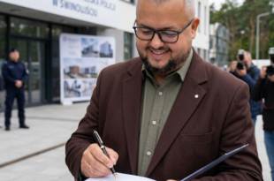 Wizualizacja nowoczesnego budynku nowej Komendy Miejskiej Policji w Świnoujściu z widocznym parkingiem i zielenią.