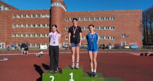 Natalia Smolińska i Helena Grudzień, lekkoatletki klubu OSiR Wyspiarz, uśmiechnięte na stadionie lekkoatletycznym.