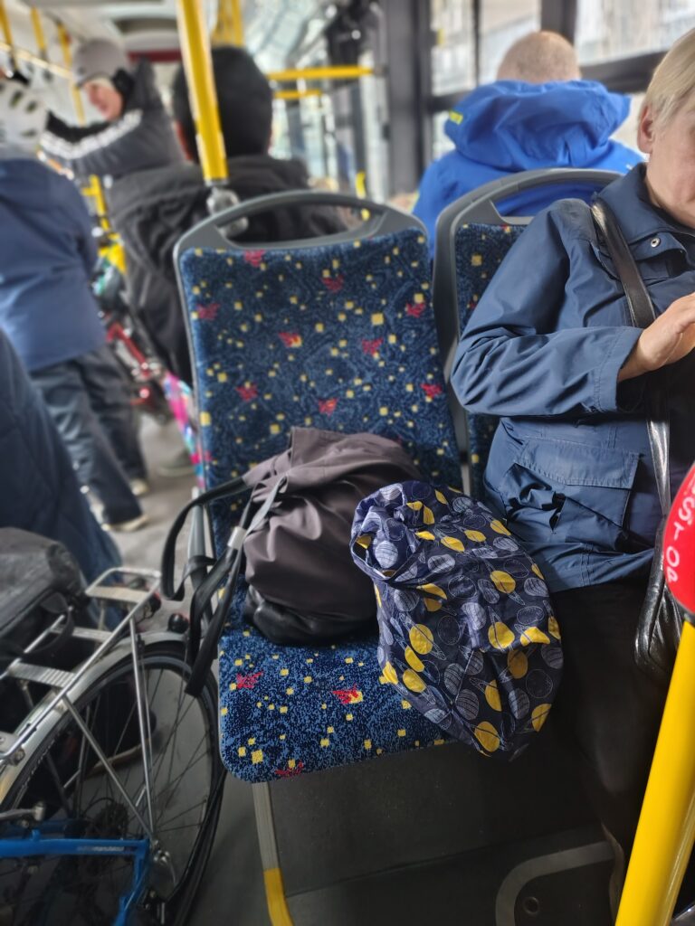 Autobus przegubowy przewożący pasażerów i rowery na przeprawie promowej w Świnoujściu