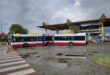 Autobus przegubowy przewożący pasażerów i rowery na przeprawie promowej w Świnoujściu