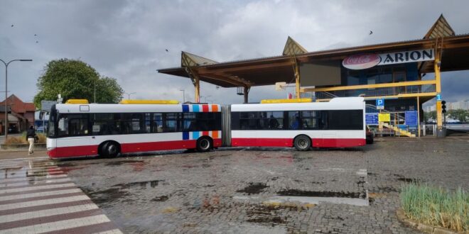 Autobus przegubowy przewożący pasażerów i rowery na przeprawie promowej w Świnoujściu