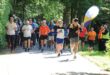 czestnicy parkrun Świnoujście biegnący alejkami Parku Zdrojowego
