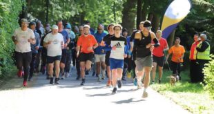 czestnicy parkrun Świnoujście biegnący alejkami Parku Zdrojowego