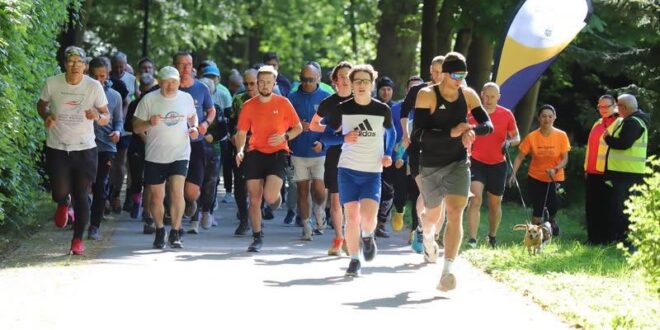 czestnicy parkrun Świnoujście biegnący alejkami Parku Zdrojowego