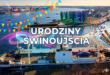 Prom Karsibór płynący po wodzie w Świnoujściu, w tle scena z muzykami grającymi koncert na żywo.