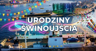 Prom Karsibór płynący po wodzie w Świnoujściu, w tle scena z muzykami grającymi koncert na żywo.