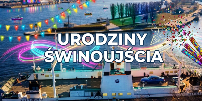 Prom Karsibór płynący po wodzie w Świnoujściu, w tle scena z muzykami grającymi koncert na żywo.