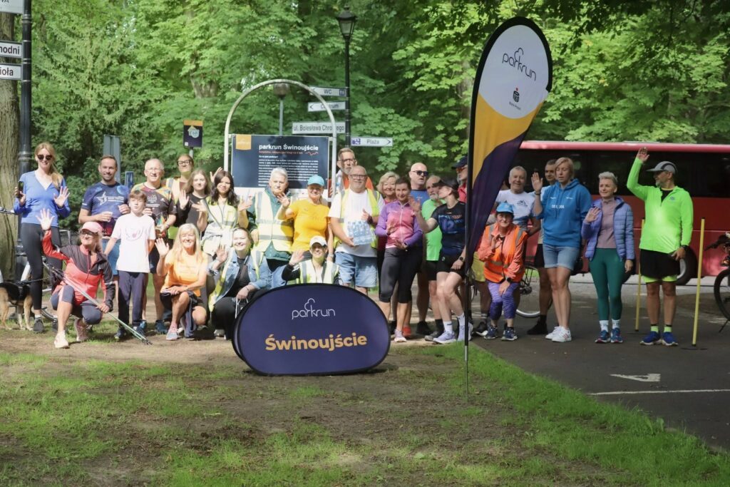Uczestnicy 452. parkrun Świnoujście biegnący w słoneczny poranek w Parku Zdrojowym.