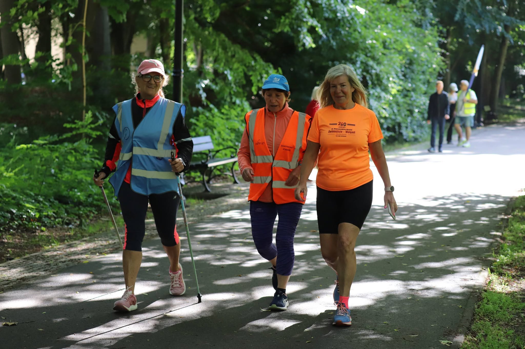 Uczestnicy 452. parkrun Świnoujście biegnący w słoneczny poranek w Parku Zdrojowym.